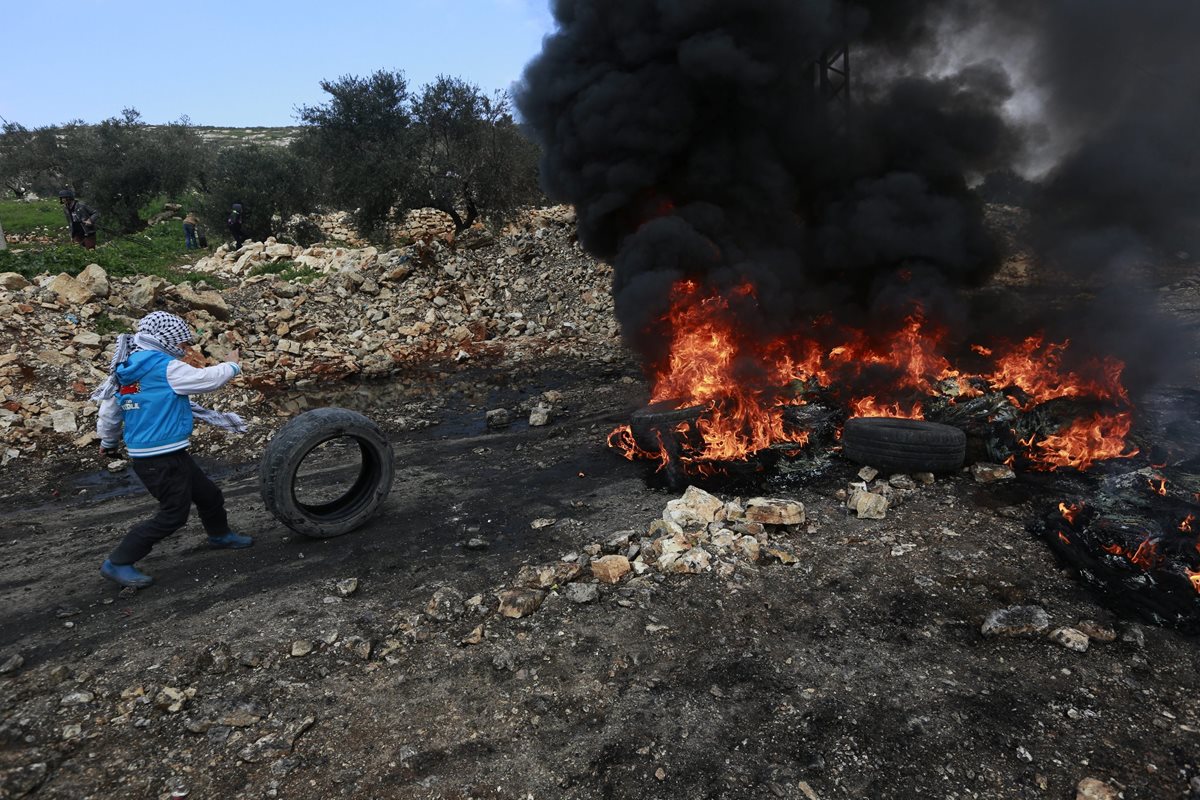 Los enfrentamientos entre palestinos e irsarelíes han repuntado. (Foto Prensa Libre: EFE)