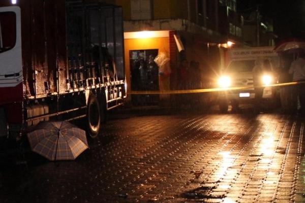 El ayudante de un camión repartidor de aguas gaseosas murió en un intento de asalto. (Foto Prensa Libre: Oscar Figueroa)<br _mce_bogus="1"/>