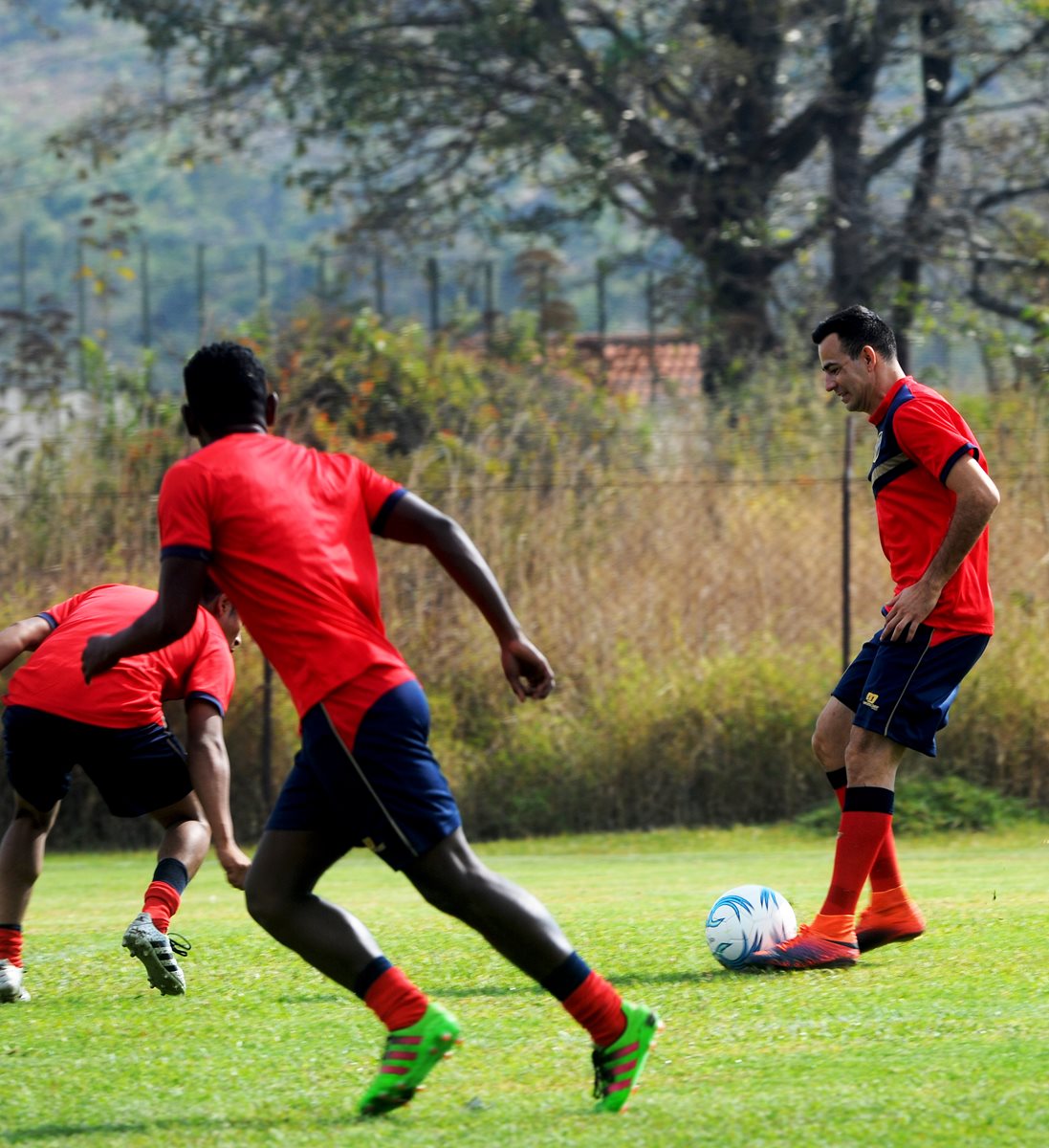 Marco Pappa, durante la práctica escarlata. (Foto Prensa Libre: Edwin Fajardo)