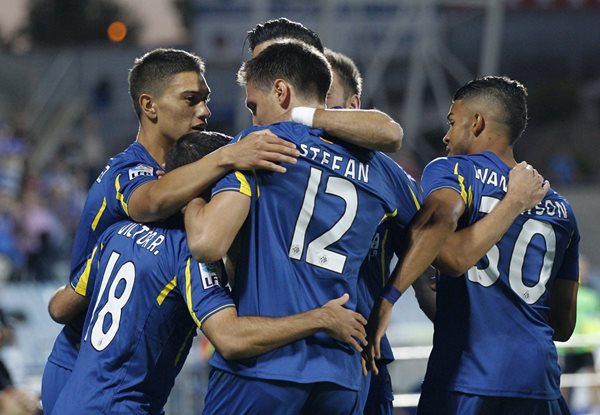 El delantero serbio del Getafe Stefan Scepovic (c) celebra su gol, primero del equipo ante el Málaga, con sus compañeros, en el duelo que terminaron ganándole al Málaga (Foto Prensa Libre: EFE)