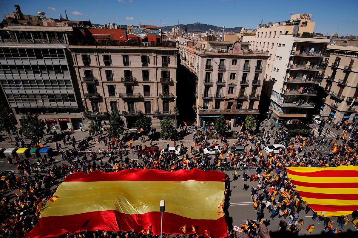 Miles de personas participan este mediodía en la manifestación convocada por la Societat Civil Catalana en Barcelona. (Foto Prensa Libre: EFE)