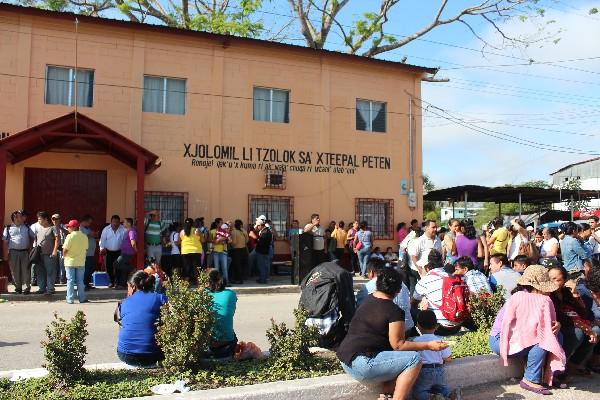 Docentes bloquean el ingreso a la oficina de Educación en  Petén, para presionar al Gobierno.