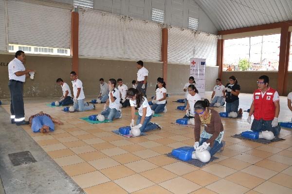 Socorristas de la Cruz Roja imparten taller de capacitación a voluntarios, en San Benito, Petén.