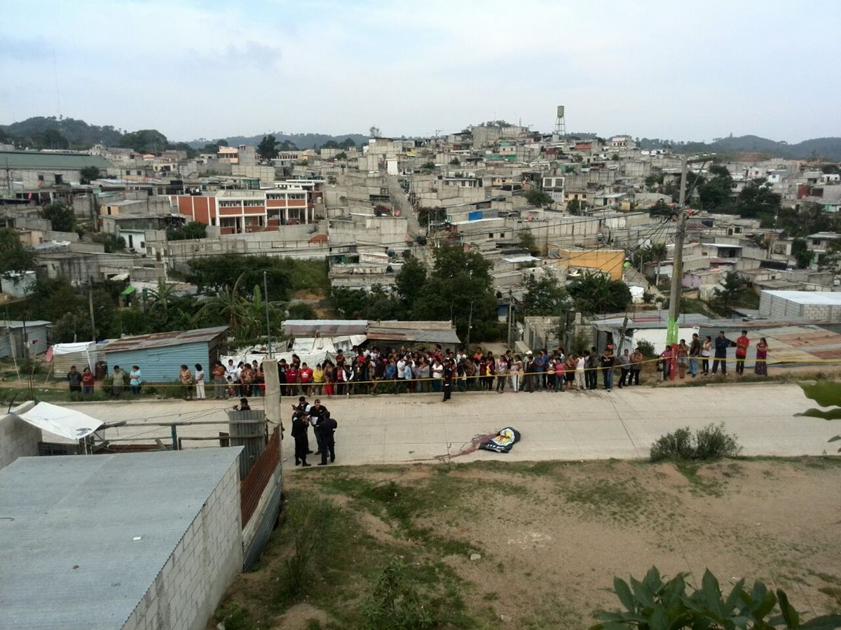 En la calle principal  de San Pedro Ayampuc, desconocidos mataron a balazos a un hombre a quien luego le prendieron fuego. (Foto Prensa Libre: É. Ávila)
