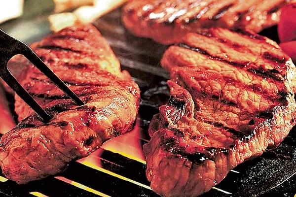 El consumo excesivo de carne roja puede influir en el riesgo de padecer cáncer de seno. (Foto Prensa Libre: Archivo)