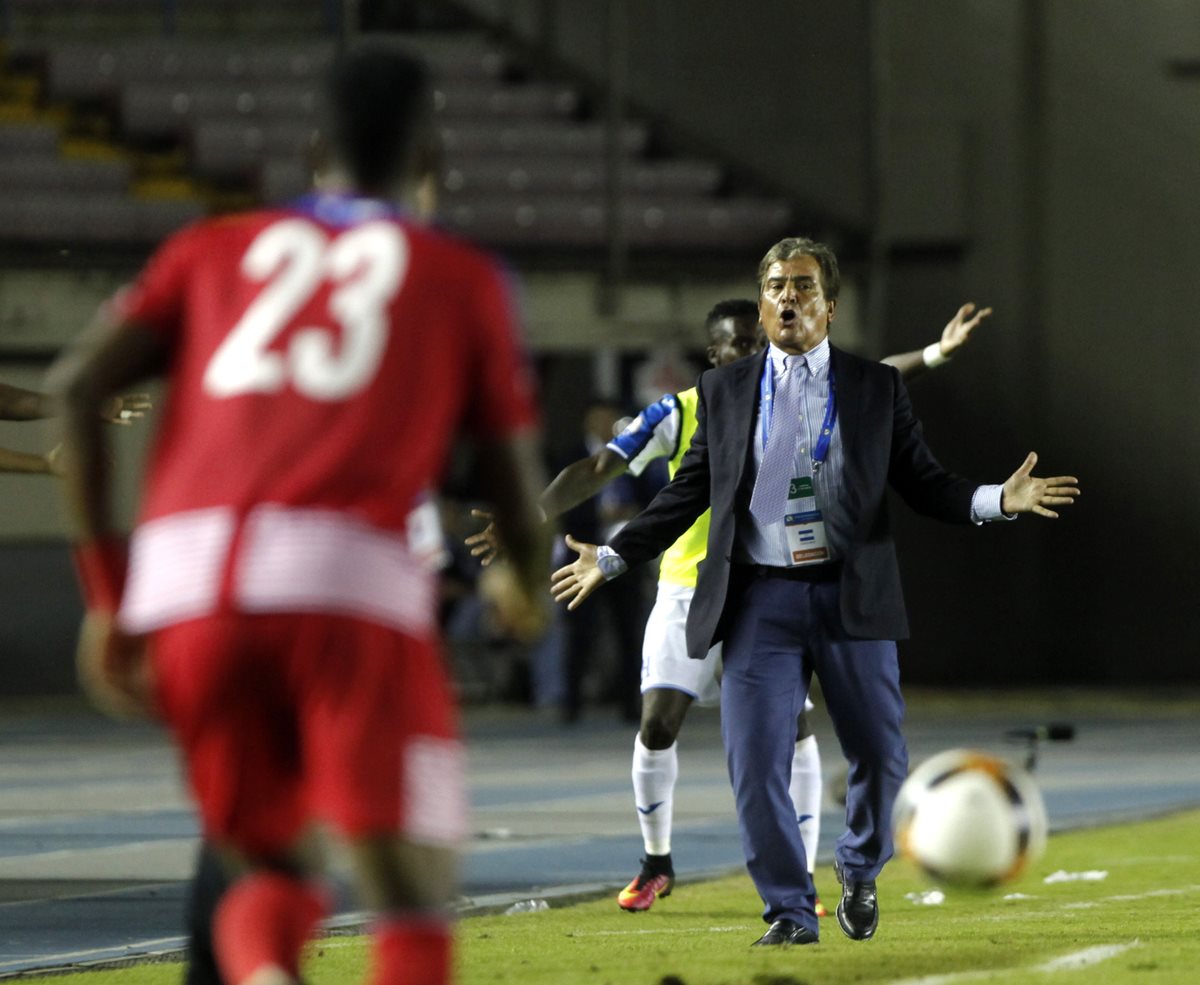 El entrenador de Hondruas Jorge Luis Pinto ofreció disculpas a su homólogo de Panamá Hernán Darío Gómez. (Foto Prensa Libre: EFE)