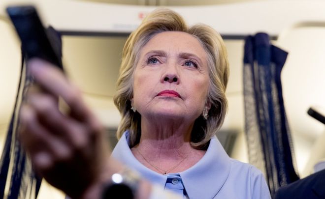 "Seguiré centrándome en lo que estamos haciendo para crear empleo en casa", le dijo Hillary Clinton al periodista David Muir. AP