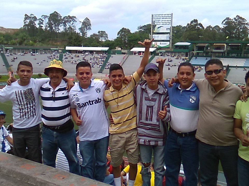 Los aficionados ya están presentes en el estadio Cementos Progreso. (Foto Prensa Libre: Jesús Cuque)
