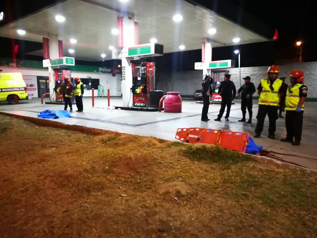Ataque armado deja dos hombres muertos en Calzada osé Milla y Vidaurre y 23 avenida zona 6. (Foto Prensa Libre: Paulo Raquec)