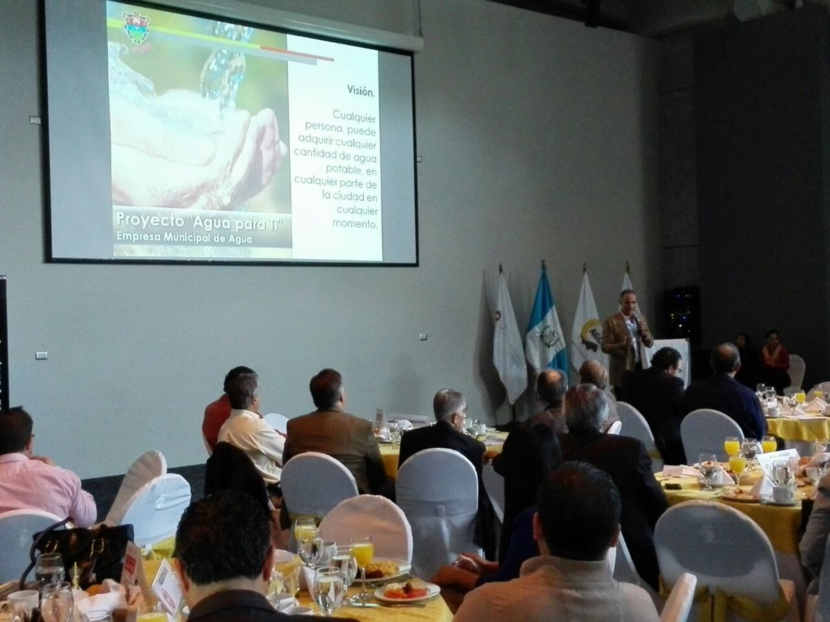 El alcalde capitalino participa de una reunión con integrantes de la Cámara Guatemalteca de la Construcción. (Foto Prensa Libre: Edwin Bercián)