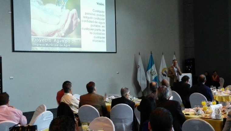 El alcalde capitalino participa de una reunión con integrantes de la Cámara Guatemalteca de la Construcción. (Foto Prensa Libre: Edwin Bercián)