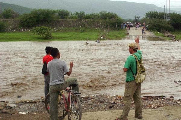 Crecidas del río Motagua interrumpen el paso por el puente El Palmo, en El Jícaro, El Progreso. (Foto Prensa Libre: Héctor Contreras)