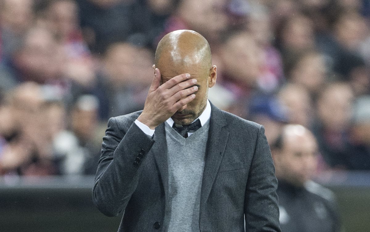 Pep Guardiola increpó a uno de los preparadores físicos del Bayern Munich por los lesionados del equipo. (Foto Prensa Libre: AFP)