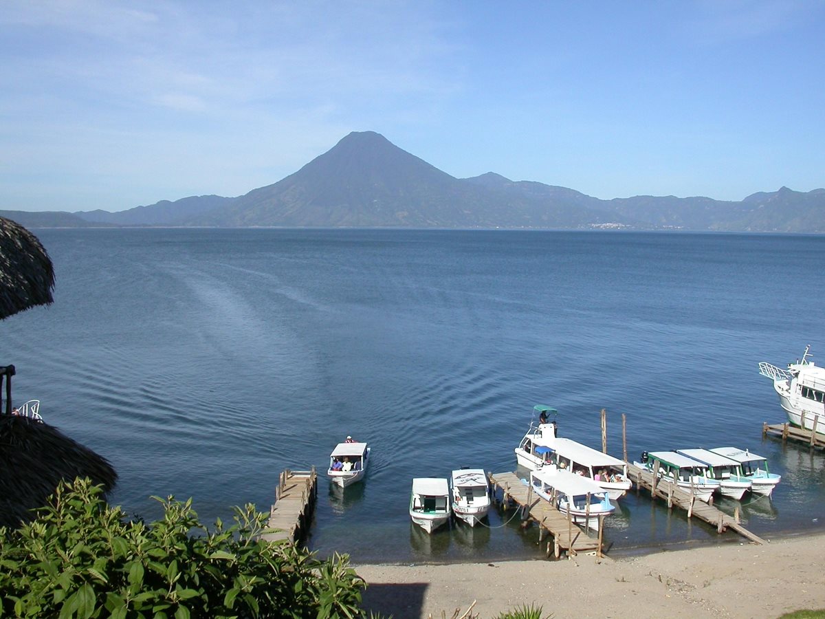 El Lago de Atitlán, Sololá, es uno de los destios turísticos más importantes de Guatemala, pero que en los últimos años ha sido afectado por la contaminación. (Foto HemerotecaPL)