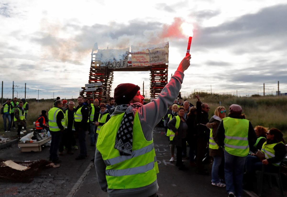 Manifestantes de los "chalecos amarillos" bloquearon el acceso a una refinería de petróleo de Frontignan, Francia. (Foto Prensa Libre: EFE)