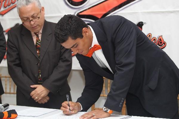 Juan Diego Montes estampa su firma en el contrato que lo vincula con el equipo. (Foto Prensa Libre: Óscar Felipe)