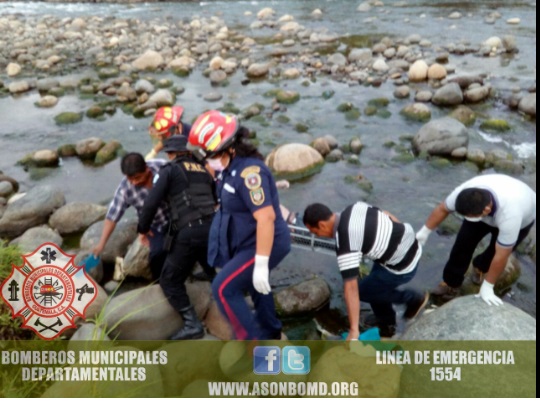 Socorristas sacan el cadáver del educador del río Cabuz, Catarina, San Marcos. (Foto Prensa Libre: Cortesía)