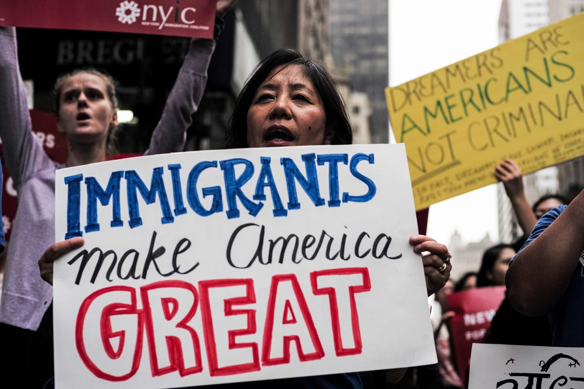 Activistas protestan contra las medidas antimigratorias de Trump, en Nueva York. (Foto Prensa Libre: AFP)