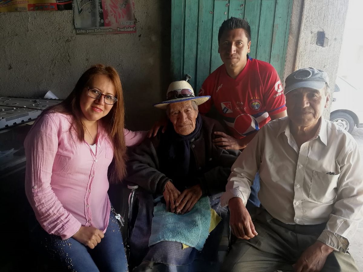 Floridama, Salvador José y José de apellidos Alvarado le brindan cuidados y amor al cumpleañero.