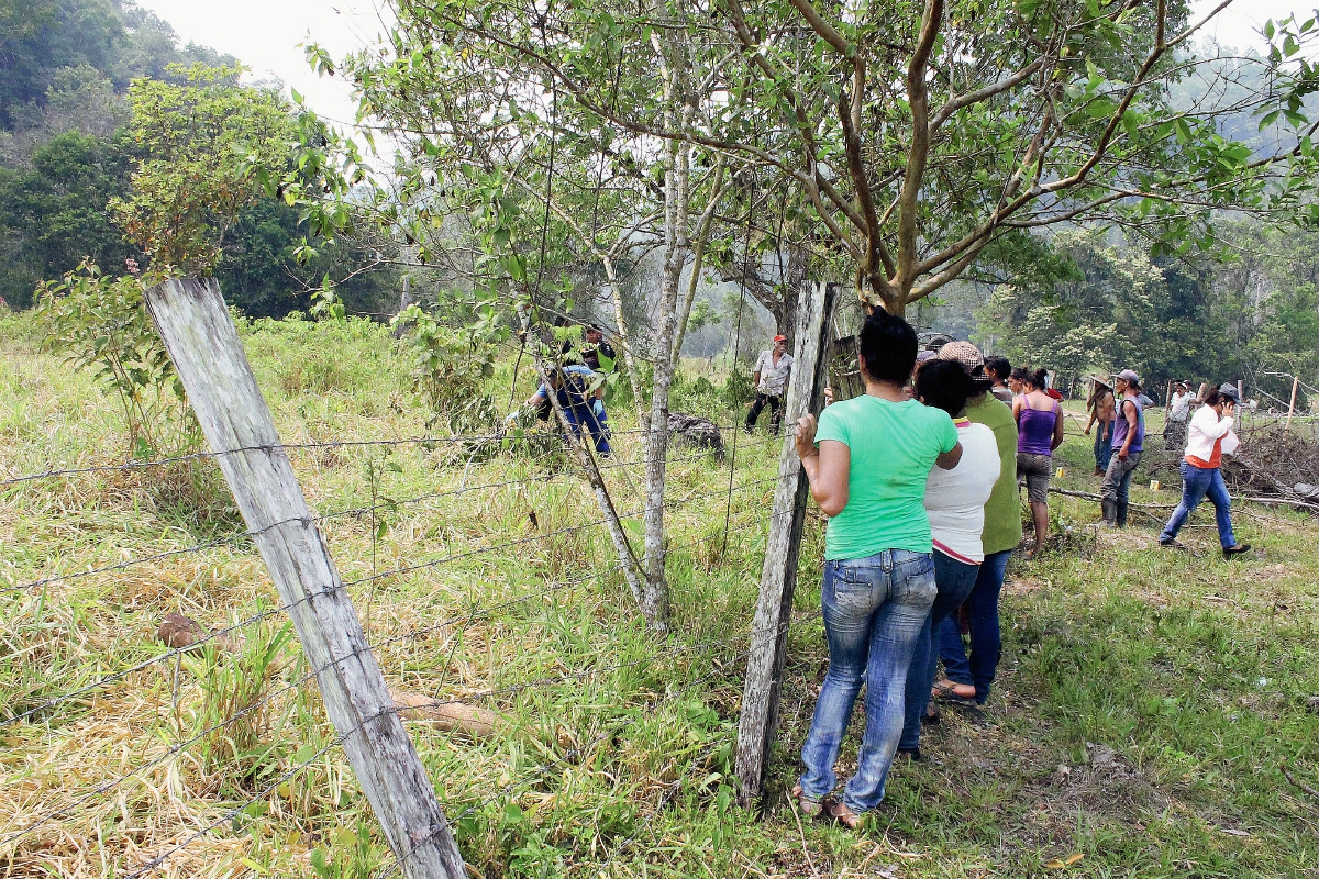 El cuerpo  de la mujer fue localizado por vecinos del parcelamiento El Porvenir, Melchor de Mencos, Petén. (Foto Prensa Libre: Walfredo Obando)