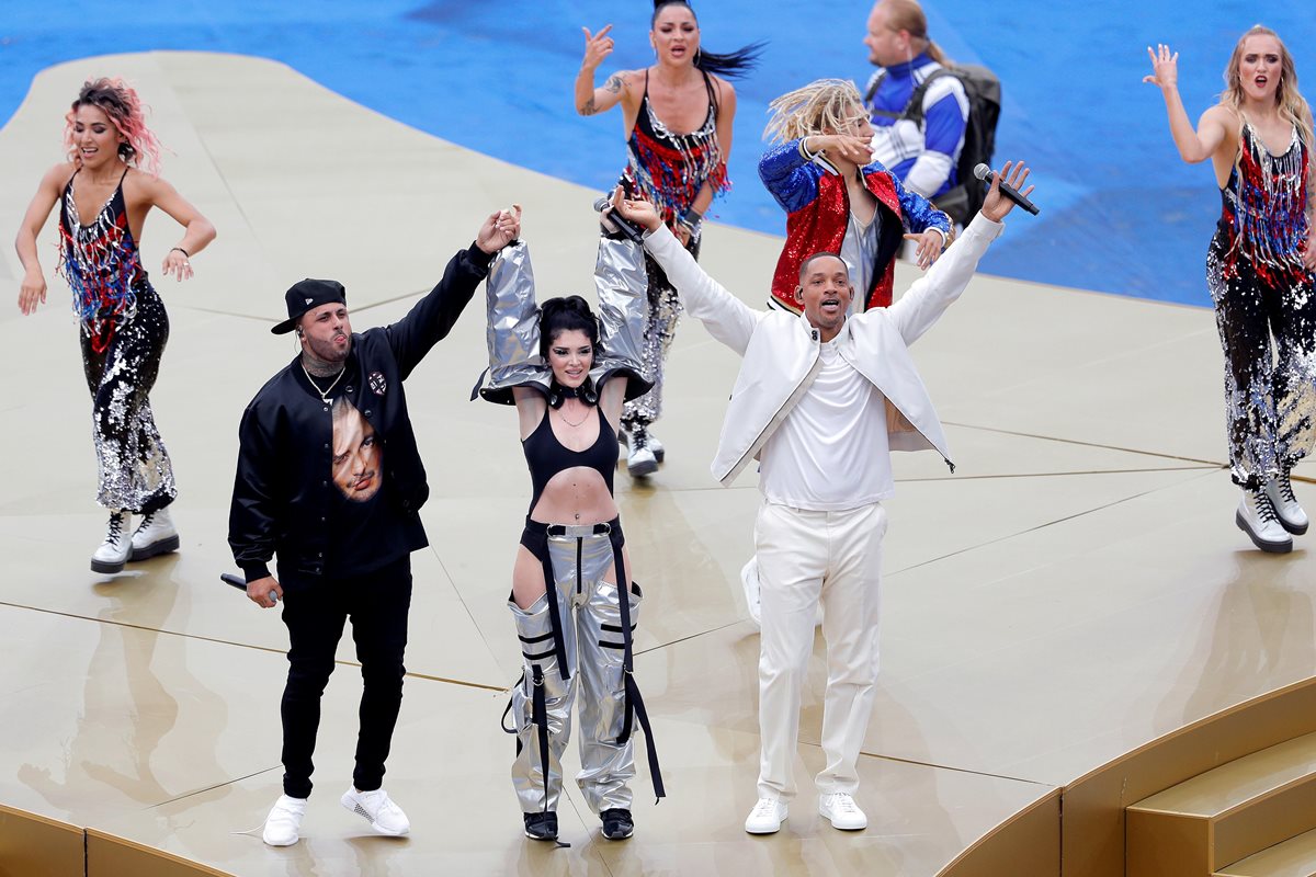 El actor y rapero estadounidense Will Smith, su compatriota Nicky Jam y la cantante kosovar Era Estrefi actúan durante la ceremonia de clausura del Mundial de Rusia 2018 celebrada antes del partido Francia-Croacia