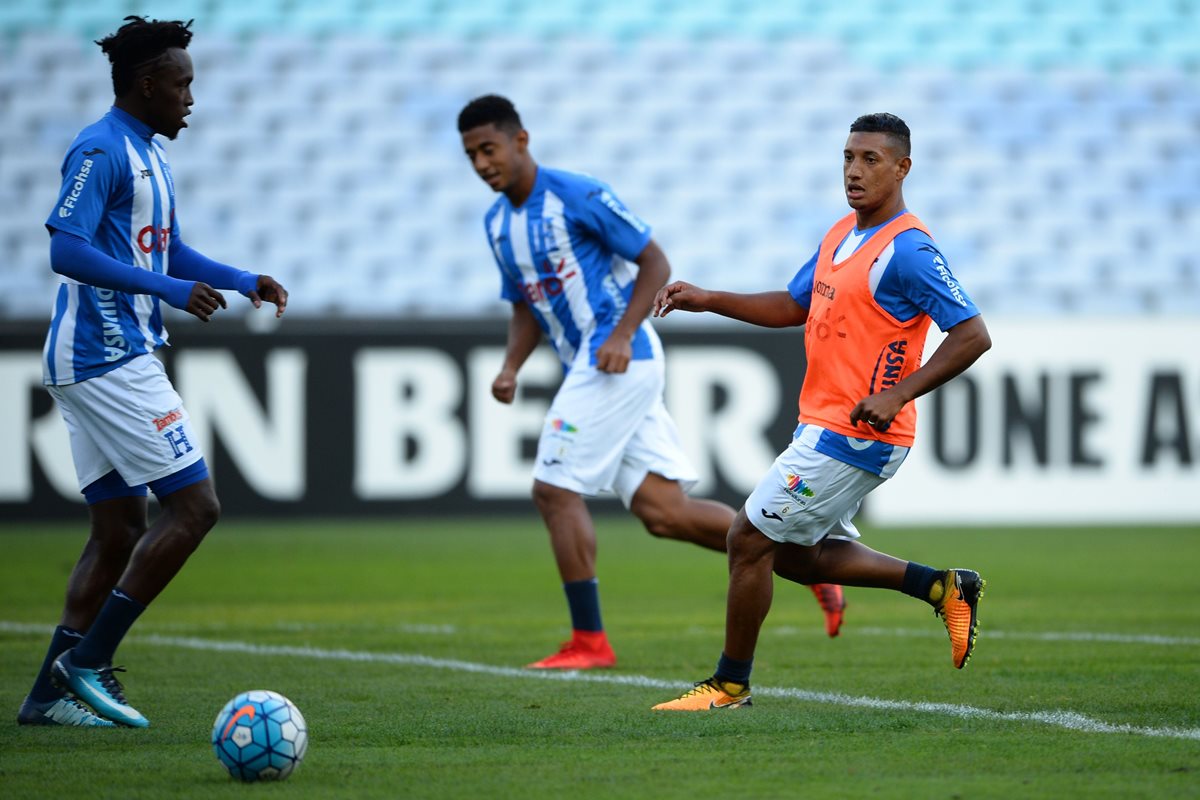 Los jugadores de la selección de Honduras durante su entrenamiento este lunes en el estadio ANZ en Sydney. (Foto Prensa Libre: AFP)