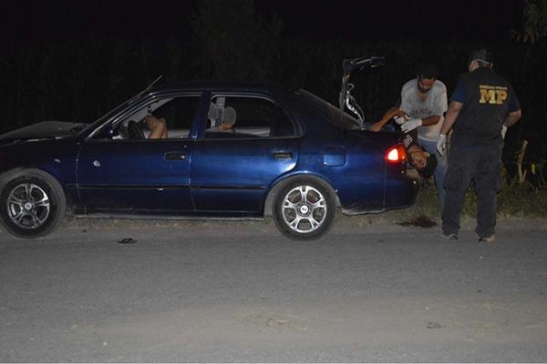 Dos cadáveres estaban en el baúl, y otro en un sillón delantero del vehículo. (Foto Prensa Libre: Felipe Guzmán)<br _mce_bogus="1"/>