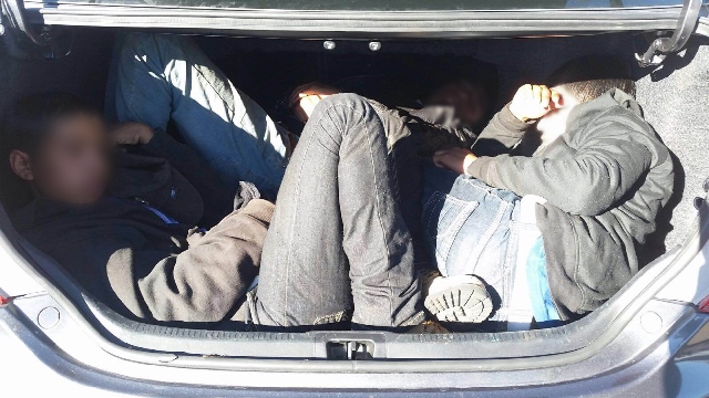 Otros siete indocumentados fueron localizados dentro de un automóvil en la frontera entre México y Estados Unidos. (Foto Prensa Libre: EFE)