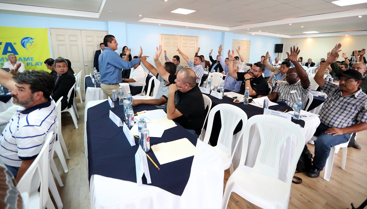 Los asambleístas votaron en favor de ampliar el presupuesto de la Federación Nacional de Futbol. (Foto Prensa Libre: Carlos Vicente)
