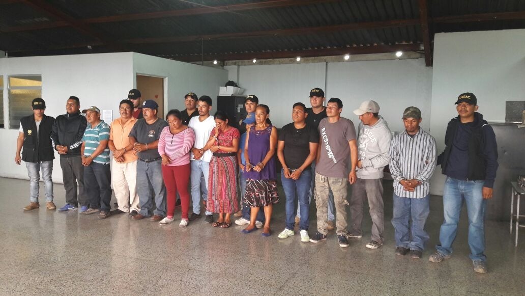 Agentes de la Deic con las trece personas detenidas por la venta de celulares robados. (Foto Prensa Libre: PNC)