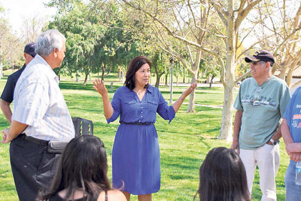 La senadora estadounidense de origen guatemalteco Norma Torres, durante una reunión con latinos en EE. UU.