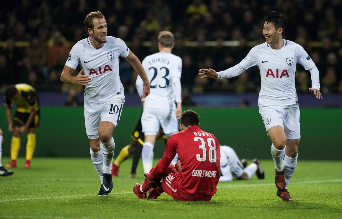 El jugador de Tottenham Heung- Min Son celebra con su compañero Harry Kane luego de anotar el gol del triunfo frente al Borussia. (Foto Prensa Libre: AFP)