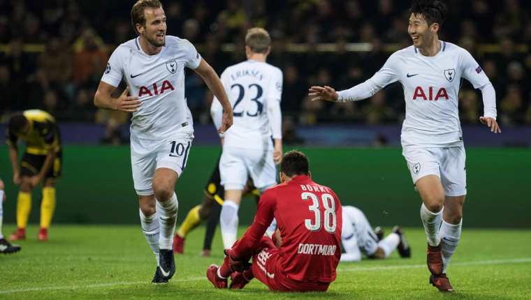 El jugador de Tottenham Heung-Min Son celebra con su compañero Harry Kane luego de anotar el gol del triunfo frente al Borussia. (Foto Prensa Libre: AFP)
