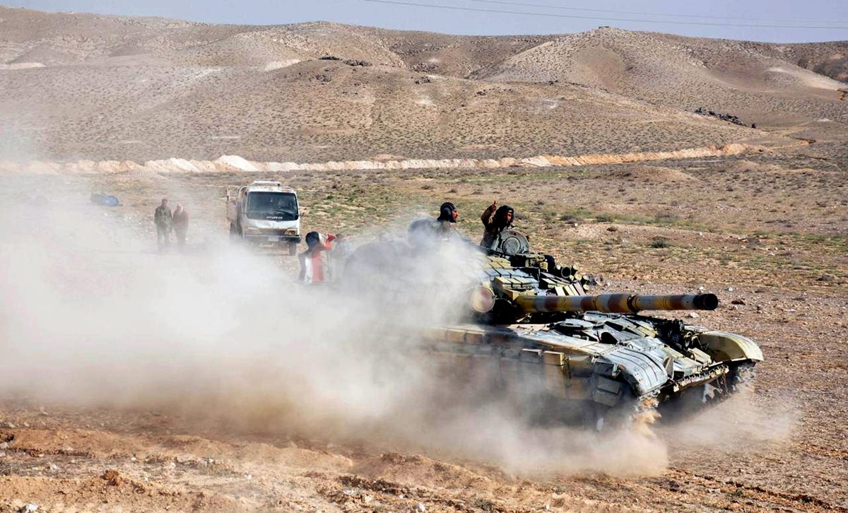 Combatientes sirios toman posición contra el EI, en Palmira. (Foto Prensa Libre: EFE)