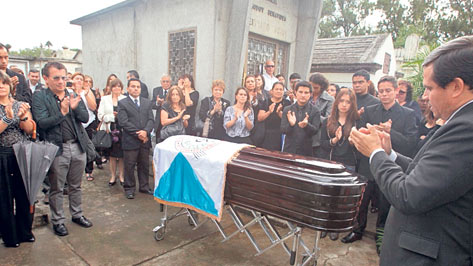 Quienes llegaron  al sepelio de Juan de Dios Montenegro le ofrecieron un breve homenaje. (Foto Prensa Libre: Ángel Elías)