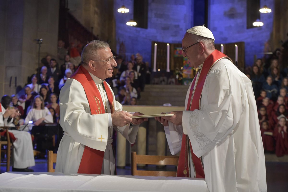 El Papa (a la derecha) saluda al presidente de la Federación Luterana Mundial, obispo Munib A. Younan. (Foto Prensa Libre: EFE).