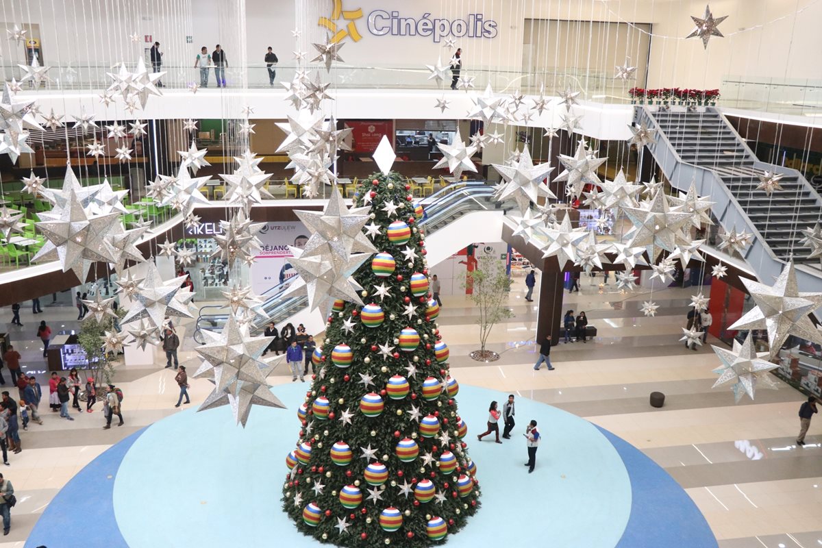 El árbol navideño es uno de los atractivos del centro comercial Utz Ulew, inaugurado este viernes. (Foto Prensa Libre: María José Longo)