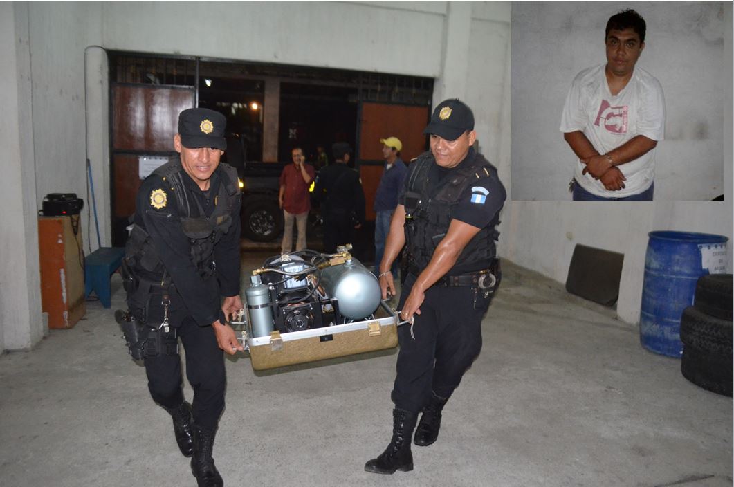 Policías cargan el compresor que Gabriel Cárdenas Mazariegos intentó sustraer del Hospital Nacional de Retalhuleu. (Foto Prensa Libre: Jorge Tizol).
