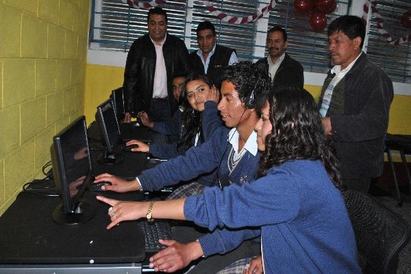 Estudiantes trabajan  en nuevo laboratorio de computación.