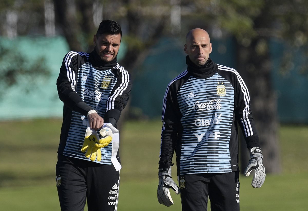 Sergio Romero y Willy Caballero durante el entrenamiento de esta tarde donde se confirma la lesión de Romero. (Foto Prensa Libre: AFP)