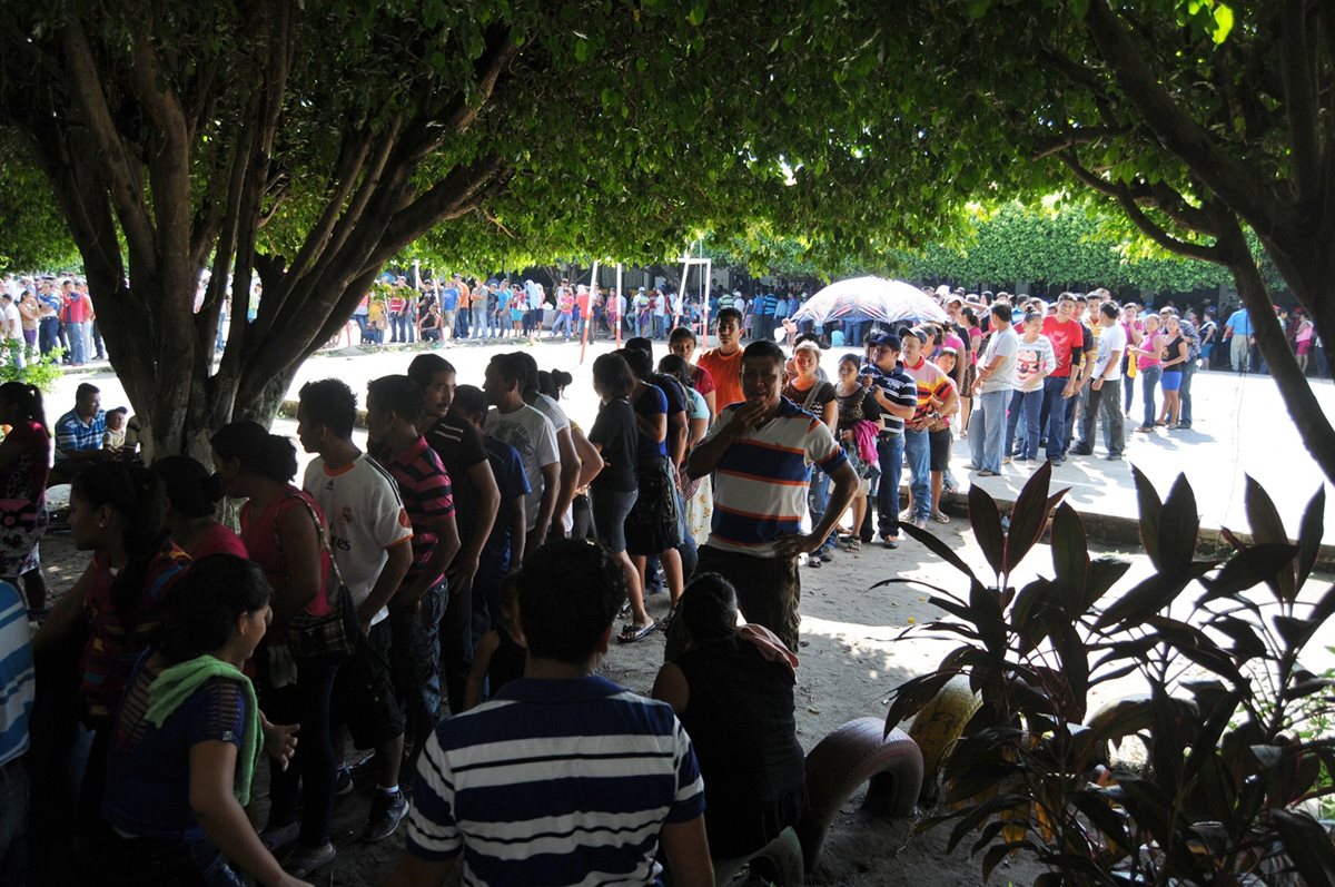 Vecinos de La Blanca, San Marcos, hacen fila para elegir por primera vez a sus autoridades municipales. (Foto Prensa Libre: Alexánder Coyoy)