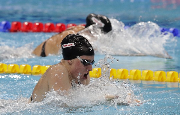 Lilly King, de Estados Unidos, en plena competencia.