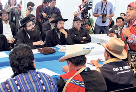 Judíos e integrantes del Consejo de Ancianos de San Juan La Laguna se hacen mutuos señalamientos en la sede de la PDH. (Foto Prensa Libre: Archivo)