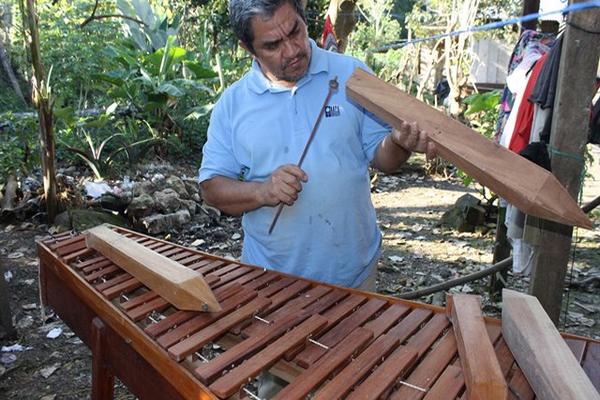 Erick Leonel Contreras Corzo muestra como hacer marimbas. (Foto Prensa Libre. Walfredo Obando)