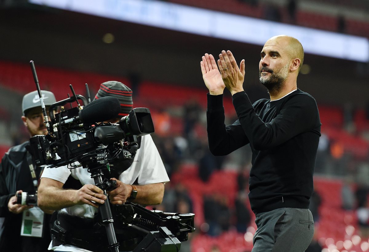 Pep Guardiola festejó su primer título en la Premier League. (Foto Prensa Libre: AFP)