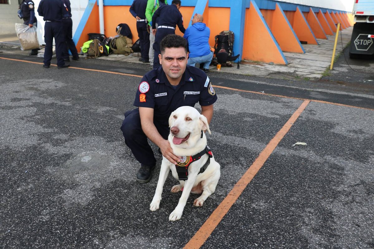 El equipo de bomberos tuvo que ir a México sin la compañía de Drago. (Foto Prensa Libre: Bomberos Municipales)