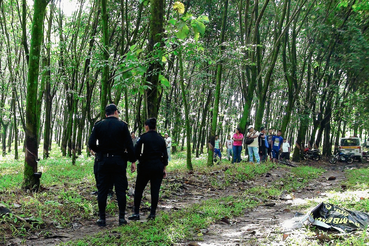 Autoridades resguardan el lugar donde fueron localizados los dos cadáveres, en Cuyotenango, Suchitepéquez. (Foto Prensa Libre: Melvin Popá)