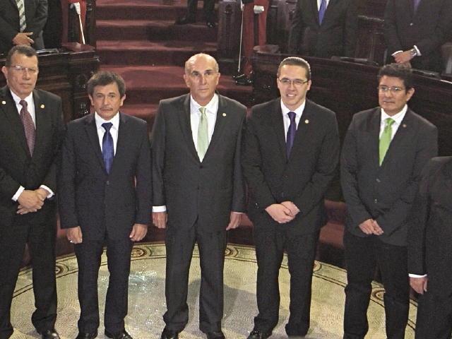 Los nueve integrantes de la Junta Directiva del Congreso obtienen ingresos extra, además de prebendas. (Foto Prensa Libre: HemerotecaPL)