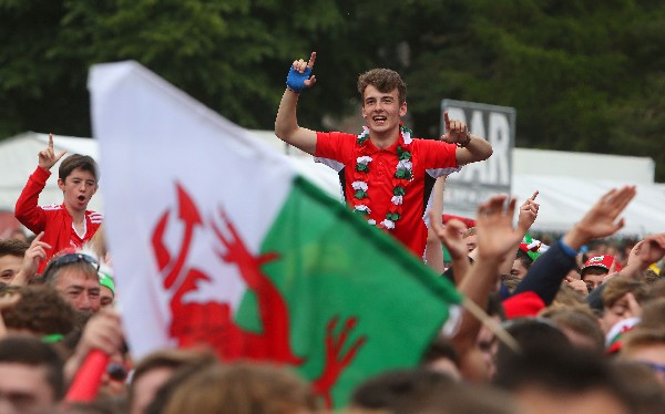 La afición galesa disfrutó al máximo la clasificación de su selección a semifinales. (Foto Prensa Libre: AFP)