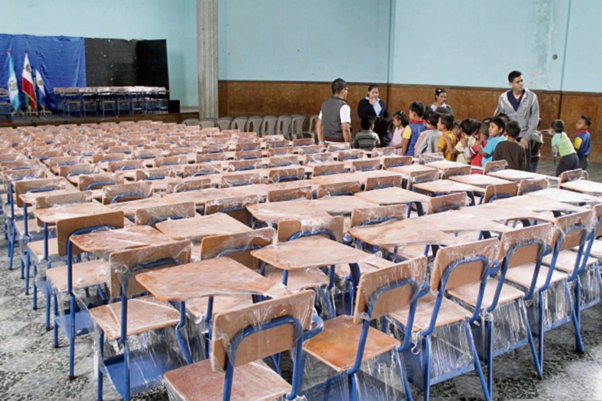 Un lote  de 200 pupitres es entregado a estudiantes de la Escuela Tipo Federación.